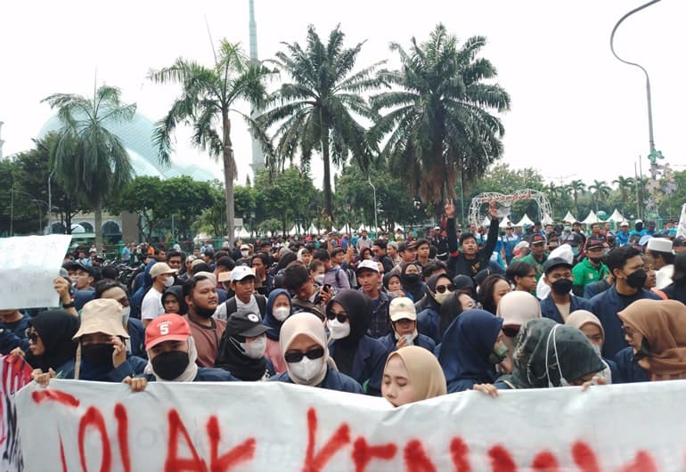 Aliansi Buruh Banten Bersatu (AB3) menggeruduk Gedung Pusat Pemerintahan (Puspem) Kota Tangerang untuk menolak kenaikan Bahan Bakar Minyak (BBM) karena tidak sebanding dengan kenaikan Upah Minimum Kabupaten/Kota (UMK) pada Selasa, (20/9/22).