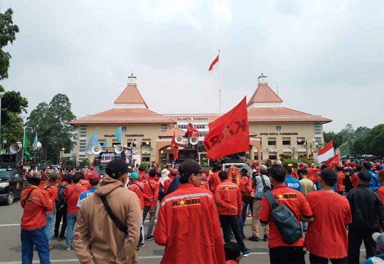 Aliansi Buruh Banten Bersatu (AB3) menggeruduk Gedung Pusat Pemerintahan (Puspem) Kota Tangerang untuk menolak kenaikan Bahan Bakar Minyak (BBM) karena tidak sebanding dengan kenaikan Upah Minimum Kabupaten/Kota (UMK) pada Selasa, (20/9/22).